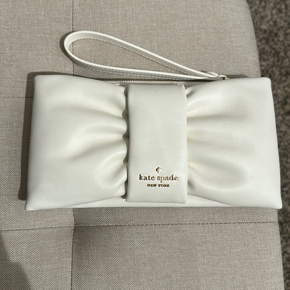 Kate Spade New York

MILLIE BOW MEDIUM WRISTLET